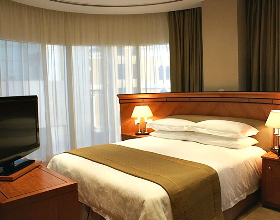 Wiseman Grand Hotel Doha Exteriör bild A bedroom in a hotel