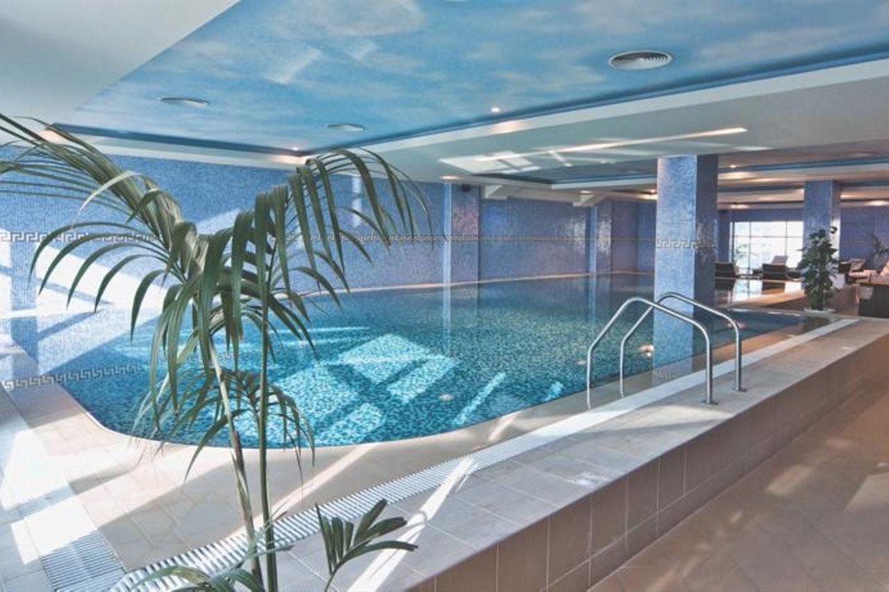 Wiseman Grand Hotel Doha Exteriör bild The swimming pool at the hotel