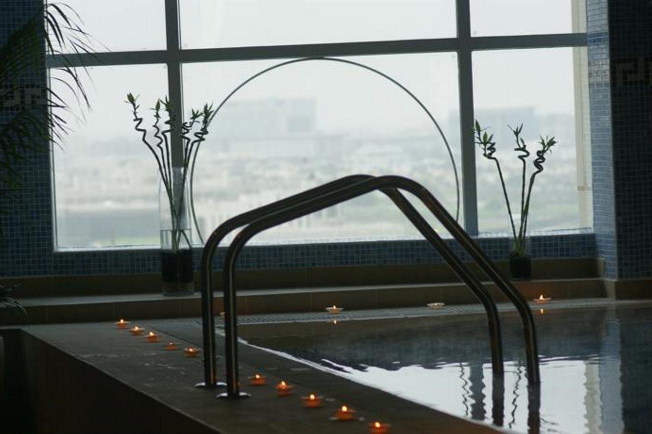 Wiseman Grand Hotel Doha Exteriör bild A pool at the hotel