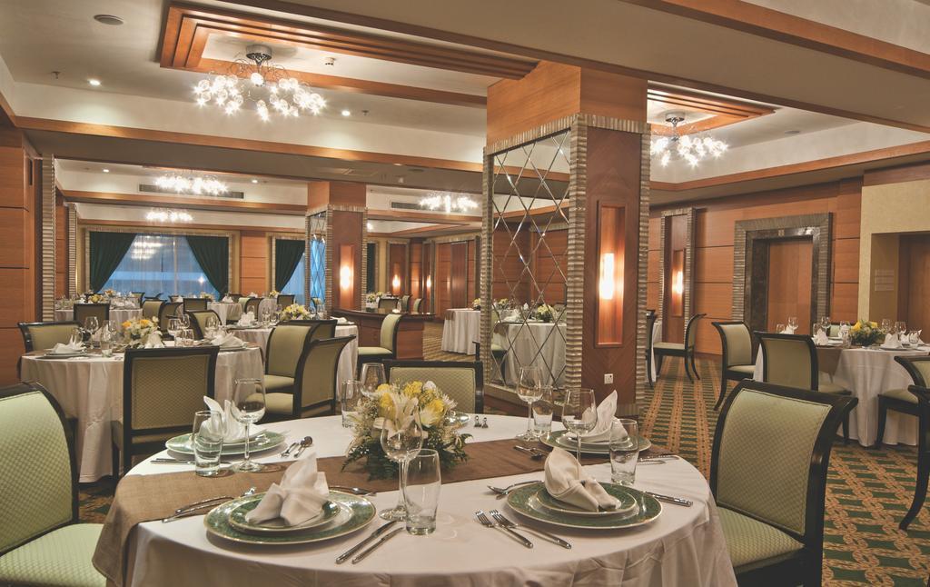 Wiseman Grand Hotel Doha Exteriör bild The ballroom