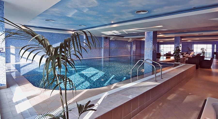 Wiseman Grand Hotel Doha Exteriör bild The swimming pool at the hotel